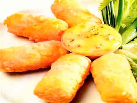 Yuca croquettes to Huancaina. - Yuquitas fried stuffed with cheese. Accompanied by a delicious cream-based mirasol chili, cheese and milk.