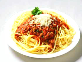 Spaghetti a la Bolognesa - Salsa clásica Italiana hecha al estilo plus con abundante queso parmesano.