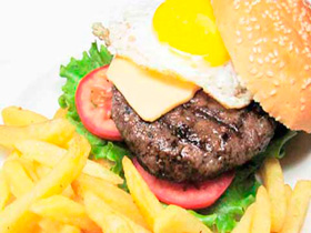 Burger royal servido en Pirwa Restaurant cusco