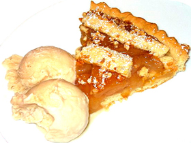 Pie De Manzana Con Helado - Relleno con una crema de manzana, acompañado con helado 