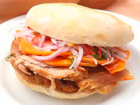 Sandwich Criollo - Cerdo anticuchero y salsa criolla.