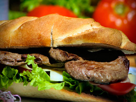 Sandwich Parrillero de Lomo - Lomo al grill, cebolla, pepino.