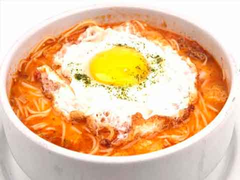 Sopa criolla - Preparada con una exquisito sofrito de carne y cebolla con una pasta de tomate, fideos, huevos.