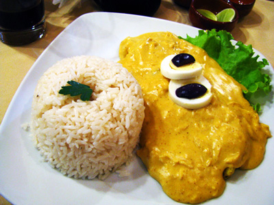 Ají de gallina plato tradicional peruano - Plato peruano que contiene trozos de pollo y papas de la zona.