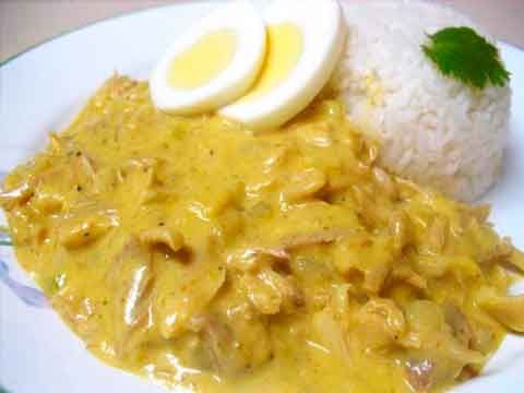 Aji de Gallina - Trozos de gallina en salas de ají, queso, leche con arroz blanco, huevo, aceitunas.