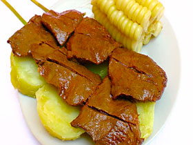 Piqueo Plus - Laminas de alpaca bañada con una salsa anticuchera al estilo limeño bien peruano.