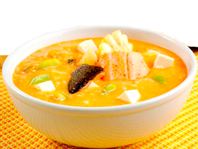 Chupe de Trucha  - Contiene trozos de choclo, zanahoria, arroz, queso y huevo.