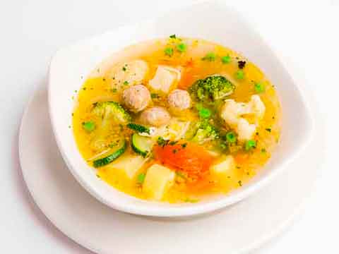 Dieta de pollo - Sopa light que contiene solo fideo, pollo y zanahoria.