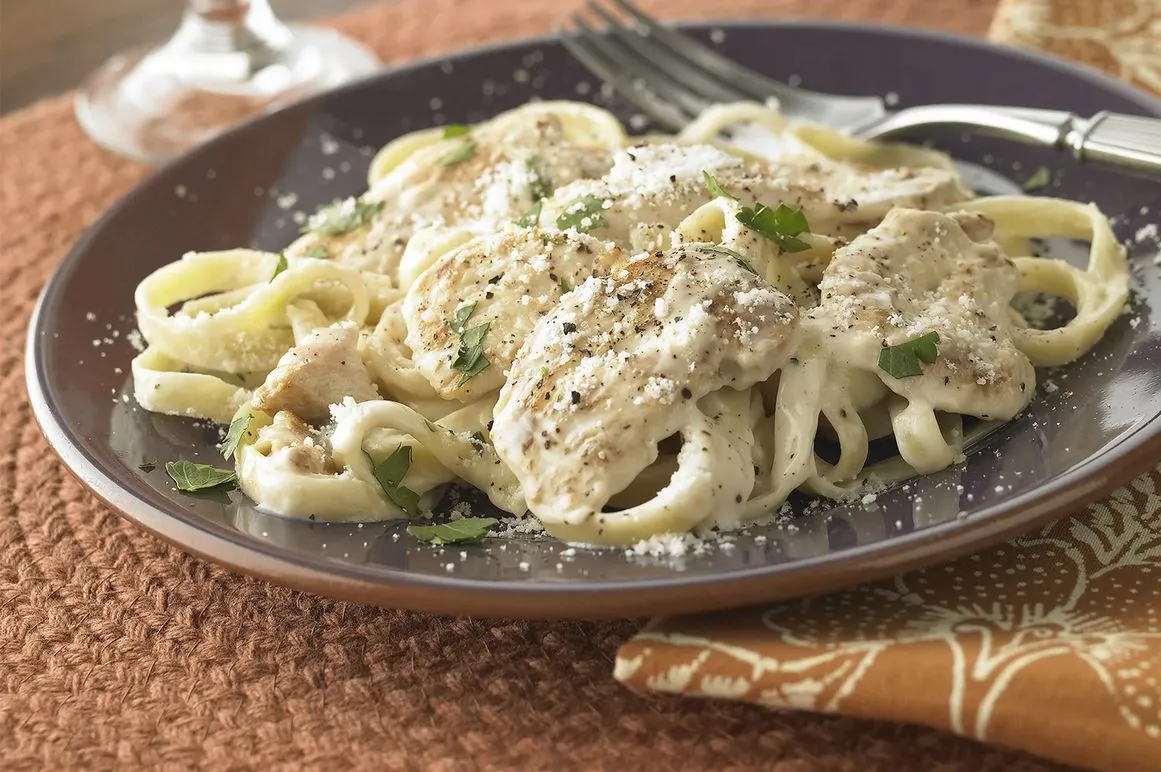 Fettuccine Alfredo con Pollo - Fettuccine Alfredo con Pollo