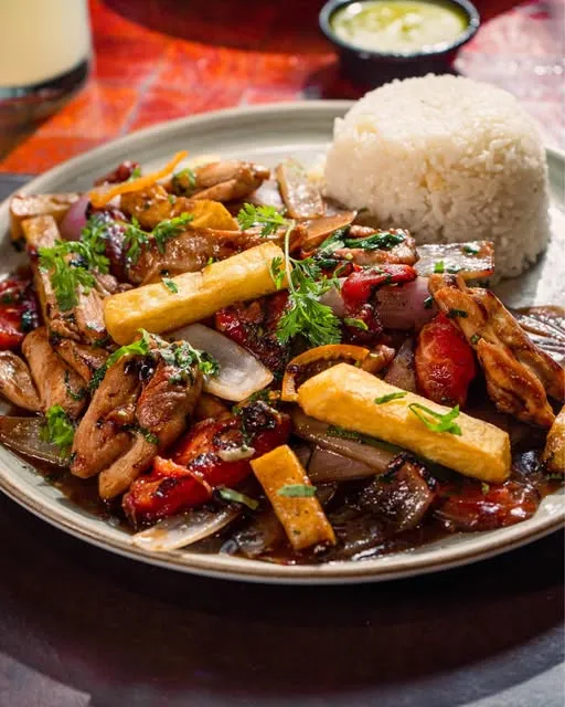 Lomo Saltado Criollo servido en Pirwa Restaurant cusco