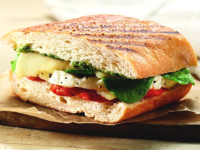 Sandwich Bagel Vegetariano - Con guacamole, queso y tomates.