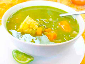 Sopa de menestron servido en Pirwa Restaurant cusco