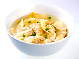 Sopa Wantan - A base de ingredientes orientales como wantanes, col china, pimientos, cebollita china.