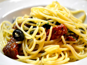 Spaghetti al Olivo - Salsa Bolognesa hecha en casa al estilo Plus. 